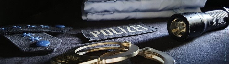 Polizei-Signets: Schulterklappen, Handschellen, Taschenlampe, Hemden, Polizeischriftzug