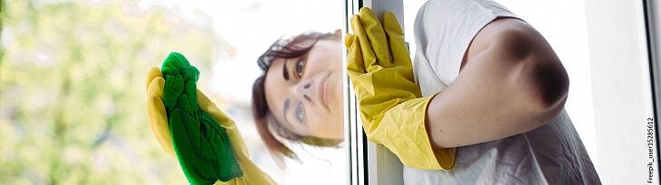 Frau beim Fensterputzen