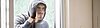 Einbrecher schaut durchs Fenster