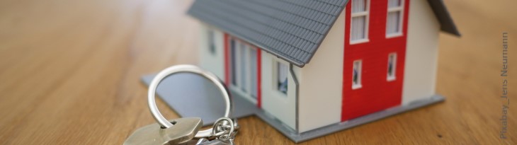 Hausmodell mit Schlüsselbund