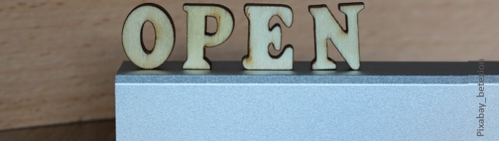 Schriftzug Open aus Metall