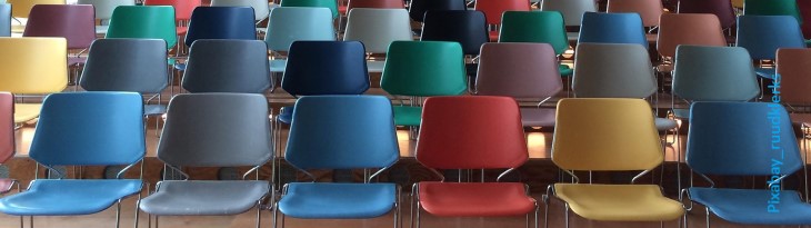 Bunte Stühle im Vortragssaal