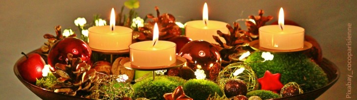 dekorierte Schale mit vier Teelichtern als Adventskranz