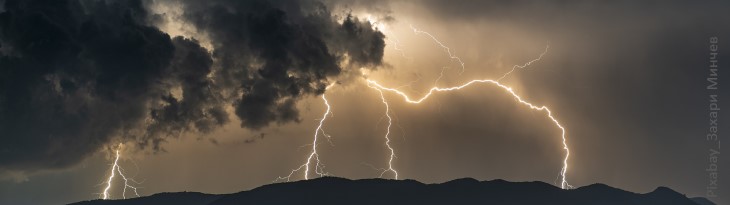 Blitze am nächtlichen Himmel über Hügeln