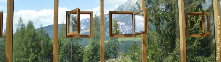 Fenster in Fenstern mit Blick auf Berge