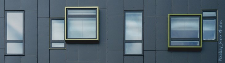 moderne Fassade mit versetzten Fenstern