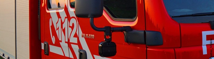 Feuerwehrauto mit Notrufnummer 112