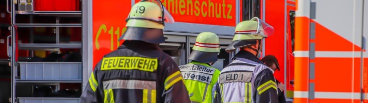 Feuerwehrleute vor Feuerwehrauto