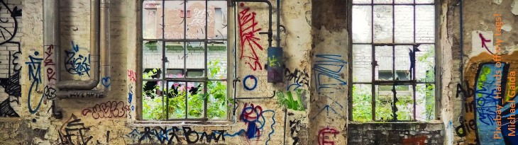 zerbrochene Fensterscheiben und Wände mit Graffiti