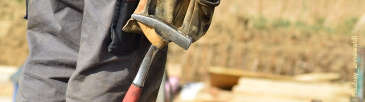 Hammer an Werkzeuggürtel eines Handwerkers
