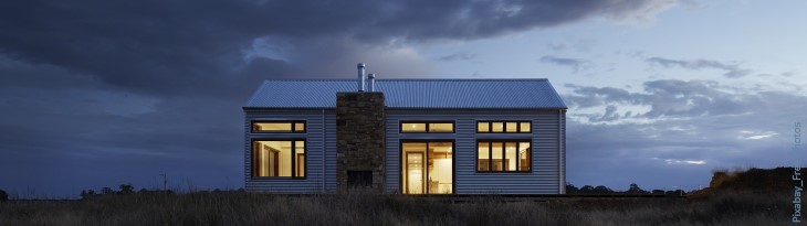 Haus mit beleuchteten Fenstern