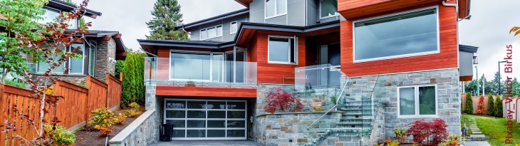 moderne Haus mit roter und grauer Fassade
