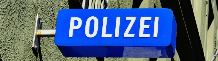 Polizeischild an Hauswand