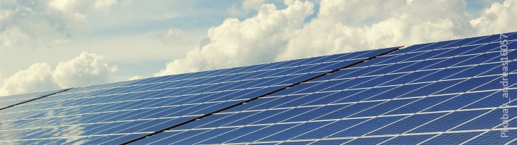 Solaranlage, Photovoltaikanlage vor weiß-blauem Himmel