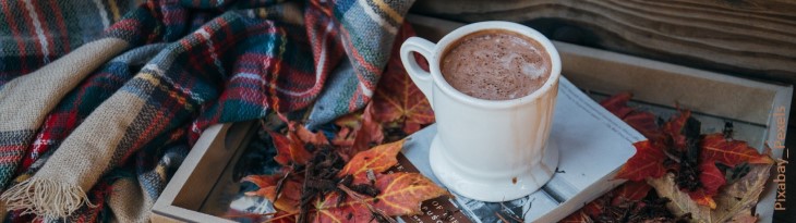 Tasse Kaffee auf herbstlichem Tablett