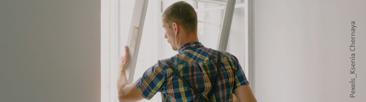 Handwerker tauscht Fenster aus