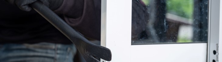 Einbrecher mit Kuhfuß